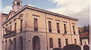 Ayuntamiento de Piloña alberga el Juzgado de Primera Instancia de este partido judicial.